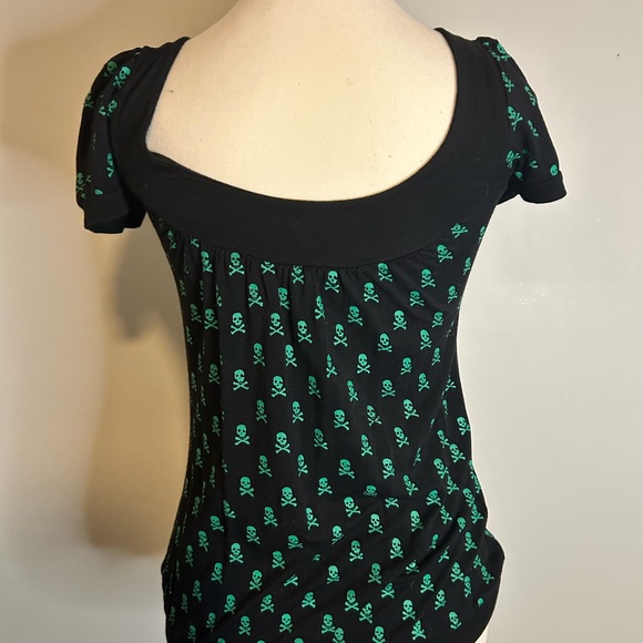 90's Skull and Cross Bone Capped Sleeve Women's Blouse with Scoop Neckline Med - Picture 5 of 6